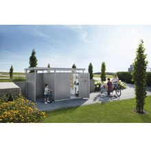 Familj framför cykelgarage i trädgården med cyklar och sparkcyklar
