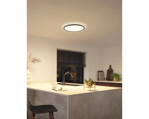 Ett modernt kök med en rund taklampa som skapar en ljus och inbjudande atmosfär.