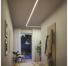 Hall med infällda spotlights, garderob och dörr till trädgården