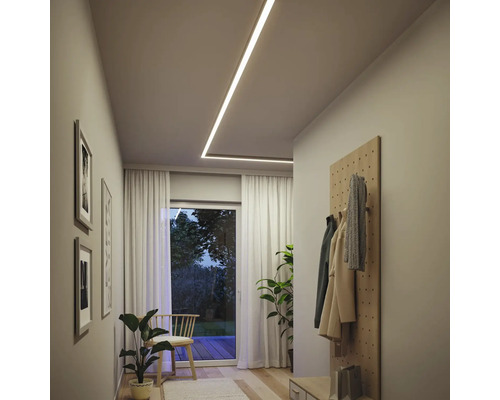 Hall med infällda spotlights, garderob och dörr till trädgården