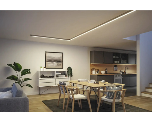 Vardagsrum med matbord, pentry och taklampa