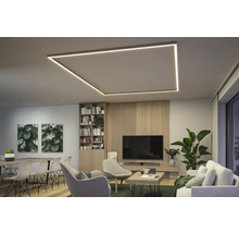 Vardagsrum med takmonterad LED-lampa i fyrkantig form.