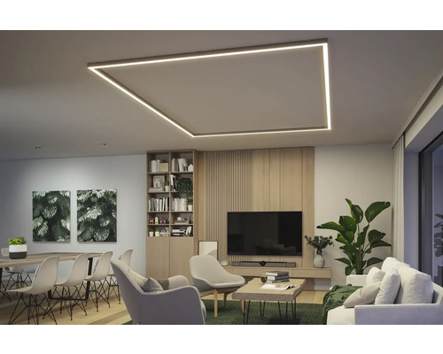 Vardagsrum med takmonterad LED-lampa i fyrkantig form.