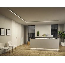 Modernt kontor med linjära taklampor, reception och minimalistisk design.