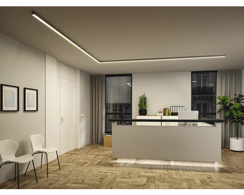 Modernt kontor med linjära taklampor, reception och minimalistisk design.