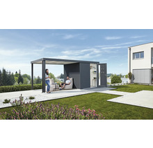 Modern trädgårdsdesign med redskapsbod, pergola och avkopplande sittplatser på gräsmatta