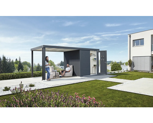 Modern trädgårdsdesign med redskapsbod, pergola och avkopplande sittplatser på gräsmatta