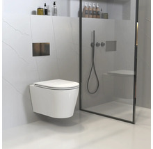 Vägghängd toalett i ett modernt badrum med dusch