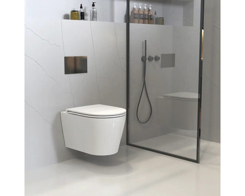 Vägghängd toalett i ett modernt badrum med dusch