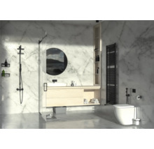 Modernt badrum med dusch, tvättställ, spegel, radiator och toalett framför en marmorvägg