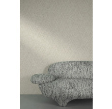 Närbild av en mönstrad tapet och en soffa