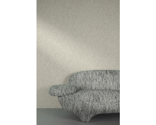 Närbild av en mönstrad tapet och en soffa