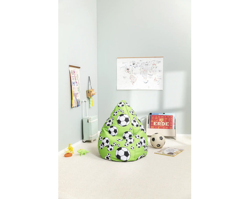 Barnrum med fotbolls säckstol, världskarta och leksaker