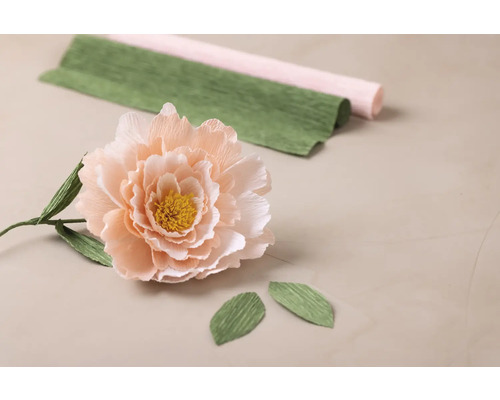 Blomma av kräppapper med pappersrullar