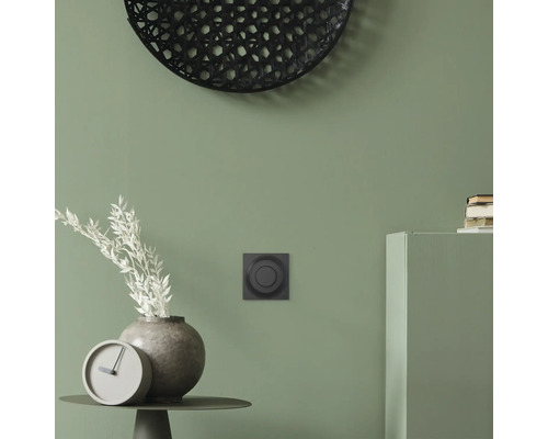 Interiörscen med strömbrytare, dekorationer och möbler