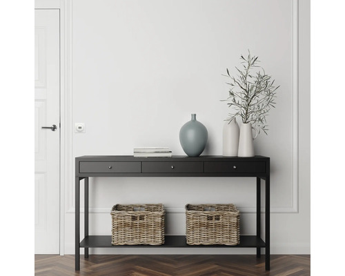 Svart konsolbord med lådor och förvaringshylla, dekorerat med korgar och vaser.