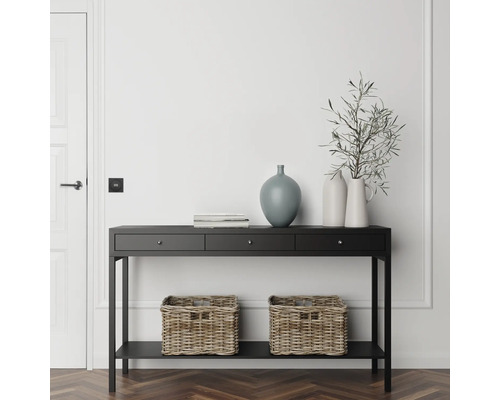 Hall med konsolbord, dekoration och två korgar.
