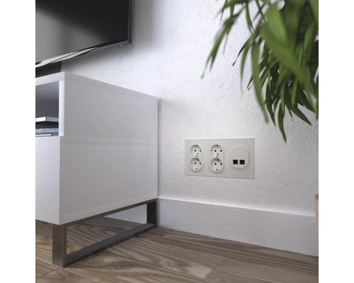 Vägguttag med två Schuko-uttag och dubbelanslutningsdosa för kommunikationsapplikationer i väggmontage
