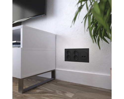 Inbyggda uttag och nätverksanslutningar i ett vardagsrum