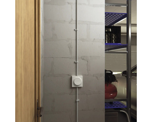 Installation med strömbrytare, kabel och hyllor i ett rum