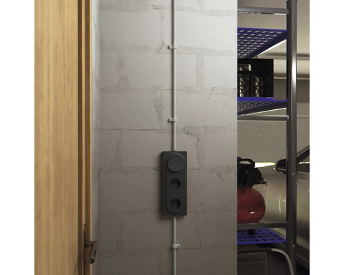 Eluttag med strömbrytare och elledning på en vägg