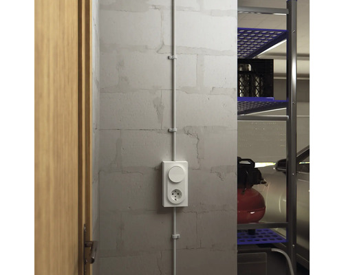 Utanpåliggande uttag med strömbrytare monterat på en betongvägg