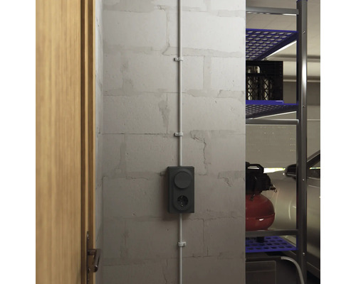 Utanpåliggande uttag och strömbrytare på en betongvägg