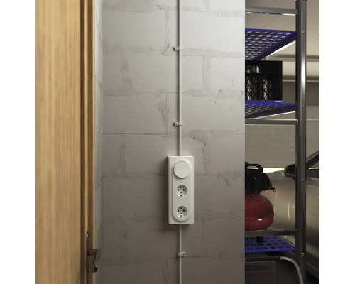 Uttag med ljusströmbrytare på en vägg