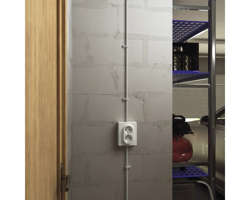 Vägg med dubbla uttag och hyllsystem