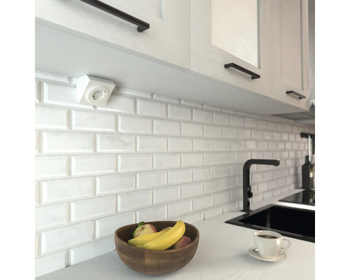 Köksscen med diskho, kran, uttag och köksredskap