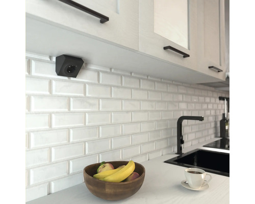 Köksscen med diskho, kran, uttag under väggskåpet, porslin och fylld fruktskål på bänkskivan