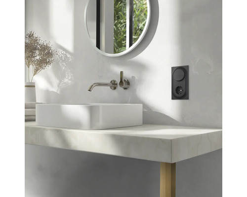 Badrumshandfat med kran, spegel och uttag