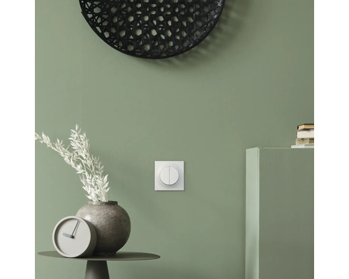 Interiör med strömbrytare, bord, klocka och dekoration