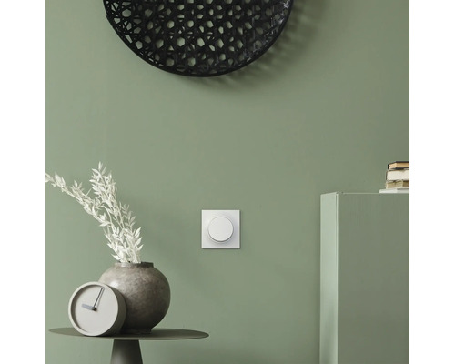 Vardagsrum med en rund dimmer på väggen