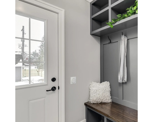 Entré med ytterdörr, hallmöbel, bänk och dekoration