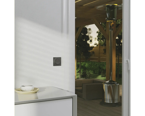 Scen med uteplatsvärmare på en träterrass bakom en öppen dörr