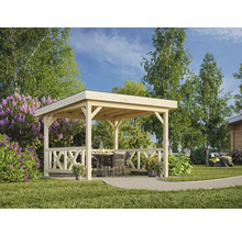 Trädgårdspaviljong i trä med bord och stolar i trädgården