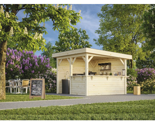 Trädgårdsbar i trä med disk, hyllor och diskho utomhus i grön trädgårdsmiljö