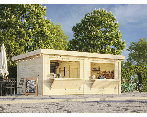 Träförsäljningsstånd utomhus med bord, stolar och cyklar