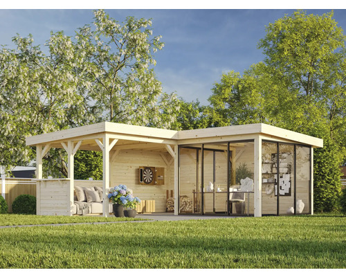 Trädgårdshus i trä med sittgrupp och glasfront i trädgården