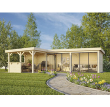 Trädgårdshus i trä med terrass och glasfront i trädgården