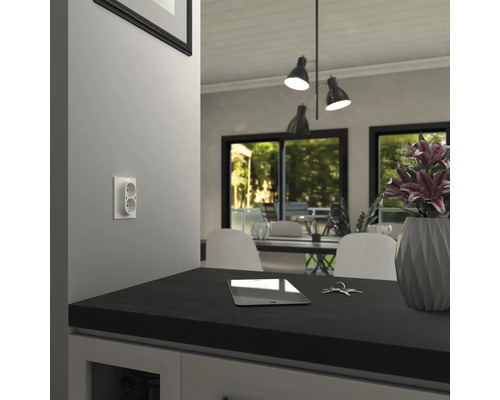 Interiörvy med eluttag, surfplatta och nycklar