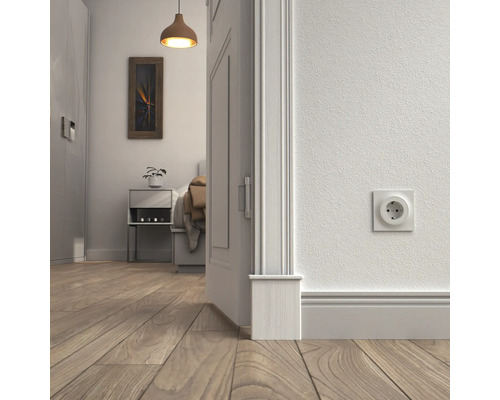 Interiör med eluttag, dörr och trägolv