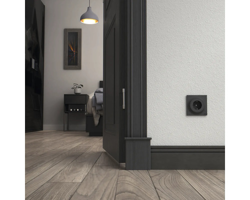 Eluttag i ett sovrum med trägolv och dörr