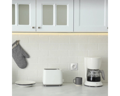 Köksscen med skåp, brödrost, kaffebryggare och porslin