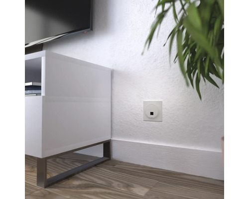 Scen med möbler och en väggmonterad strömbrytare