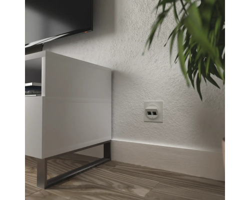 Vardagsrum med mediamöbler, krukväxt och inbyggd databox