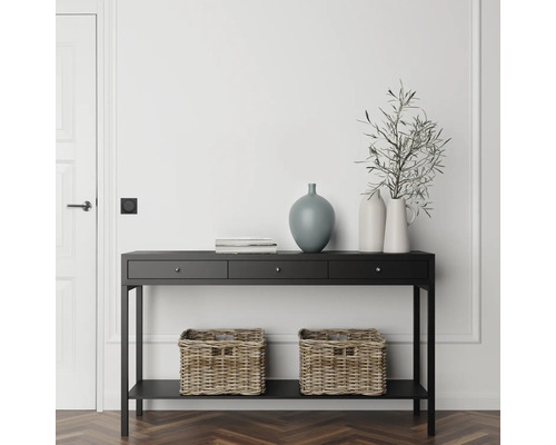 Hallmöbler med konsolbord, korgar, vaser och dekoration