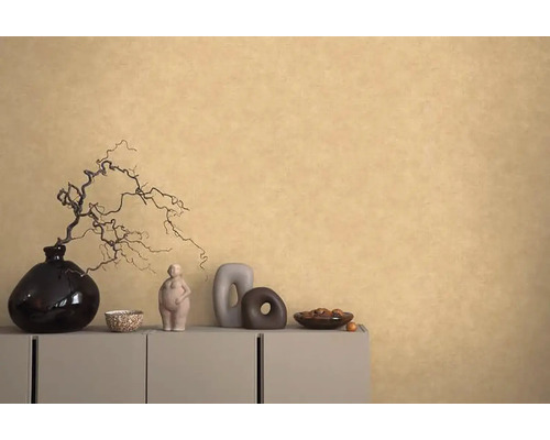 Dekorativ inredning på en skänk framför en vägg