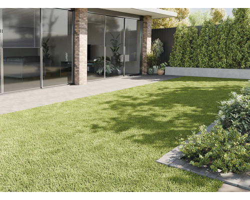 Uteplats med konstgräs, terrass och plantering